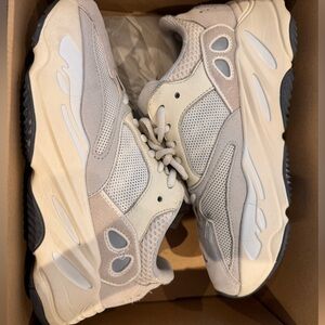 Yeezy Boost700